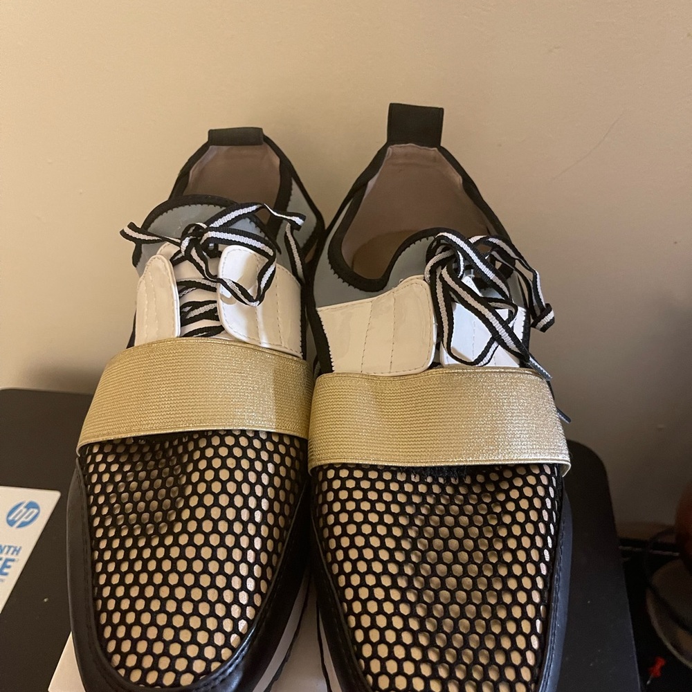 Pre-owned Steve Madden sneakers. Worn once. Great condition. Size 11B.